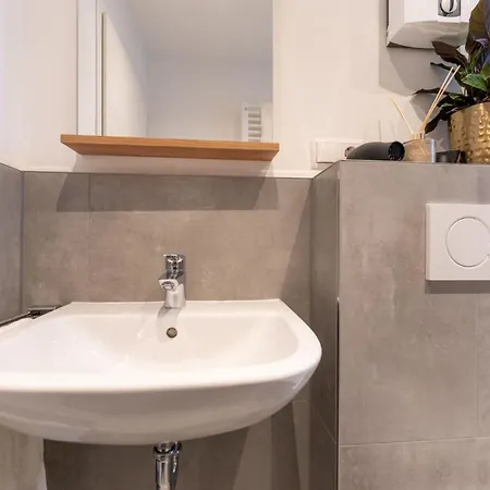 Apartament Modernes Augusta Am Rhein, Vollausgestattet, Ruhig Und Verkehrsguenstig Gelegen